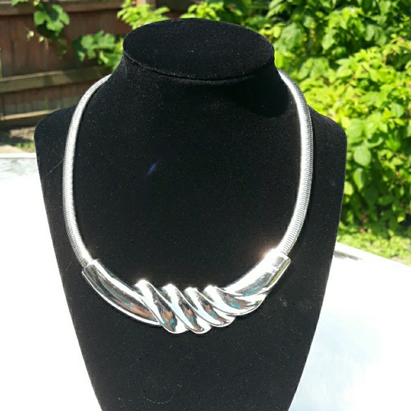 Jewelry - Silver toned necklace